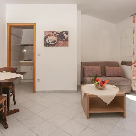 Gorgeous In Okrug Gornji With Kitchen Lägenhet Trogir