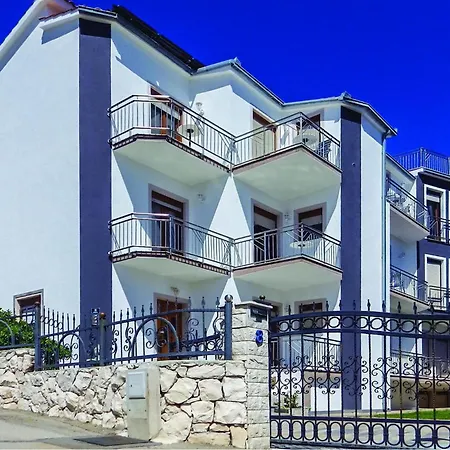 Gorgeous In Okrug Gornji With Kitchen Lägenhet *