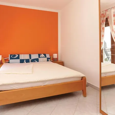 Gorgeous In Okrug Gornji With Kitchen Apartment